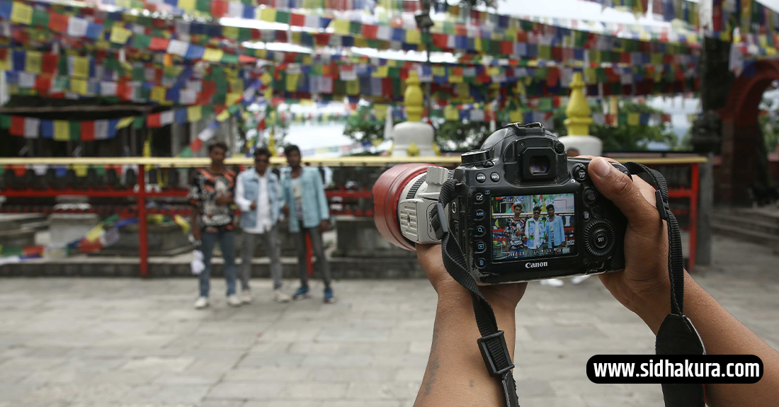 विश्व फोटोग्राफी दिवस : स्वयम्भु परिसरमा फोटो खिचेर मनग्य आम्दानी गर्ने युवाहरु (तस्विर)