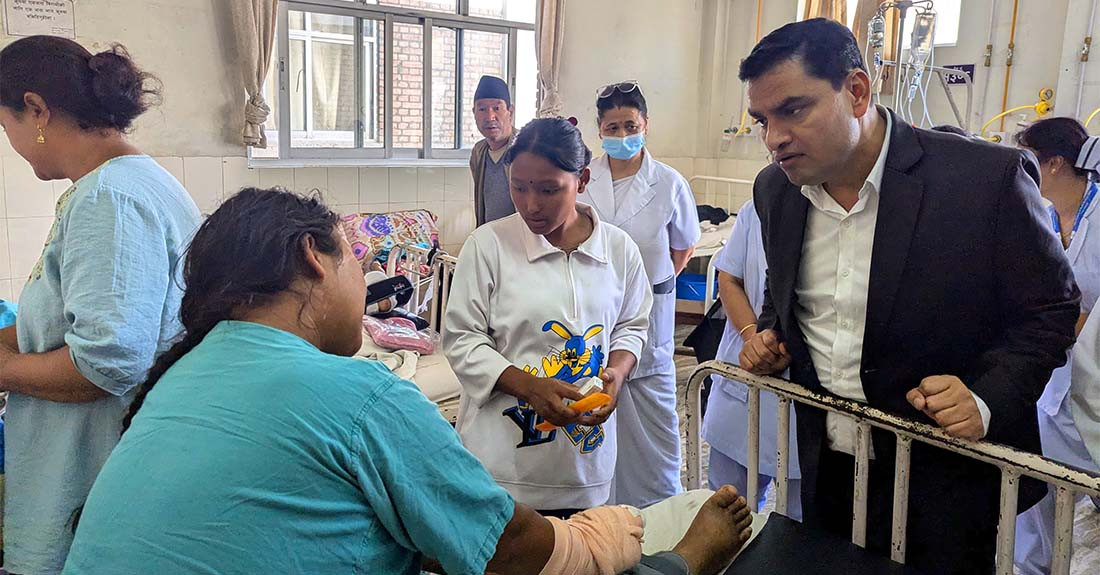 पाटन अस्पताल पुगेर स्वास्थ्यमन्त्री पौडेलले भने, ‘खराबमध्येको राम्रो होइन, बिरामीलाई अझ सुविधा पुग्ने गरी उदाहरणीय बनाउनुस्’