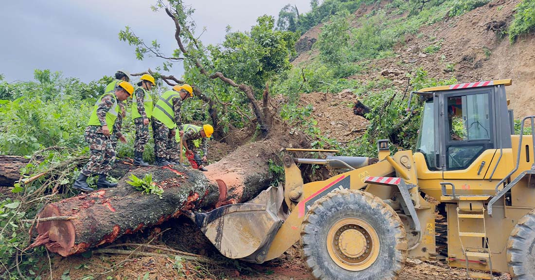पहिरोले बन्द भएको पृथ्वी राजमार्ग २४ घण्टापछि सञ्चालनमा