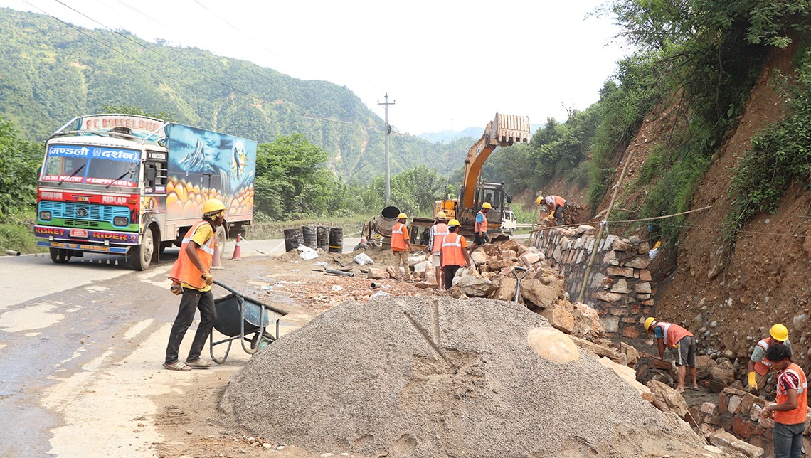 पृथ्वीराजमार्गमा मनसुनभरि सडक स्तरोन्नति बन्द गरिने