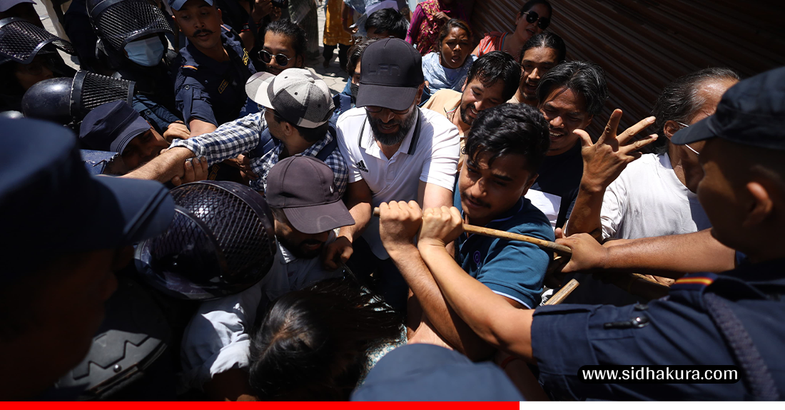 नयाँ बानेश्वरको निषेधित क्षेत्र तोड्ने प्रयास भएपछि प्रहरी र प्रदर्शनकारीबीच धकेलाधकेल (तस्विरहरु)