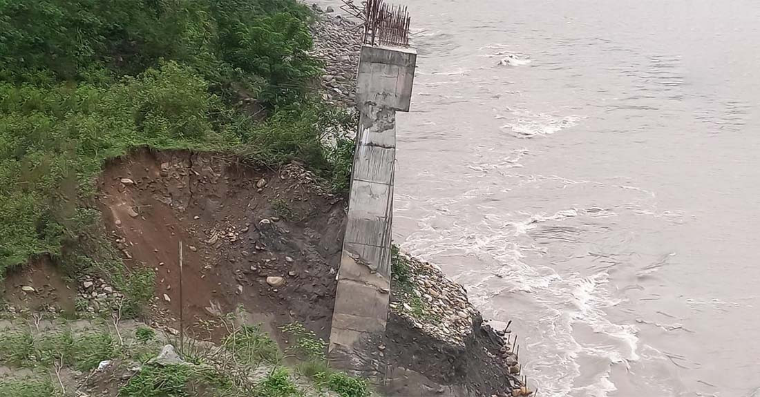 धाप्लाङघाटमा निर्माणाधीन पक्की पुलको खम्बा बाङ्गियो
