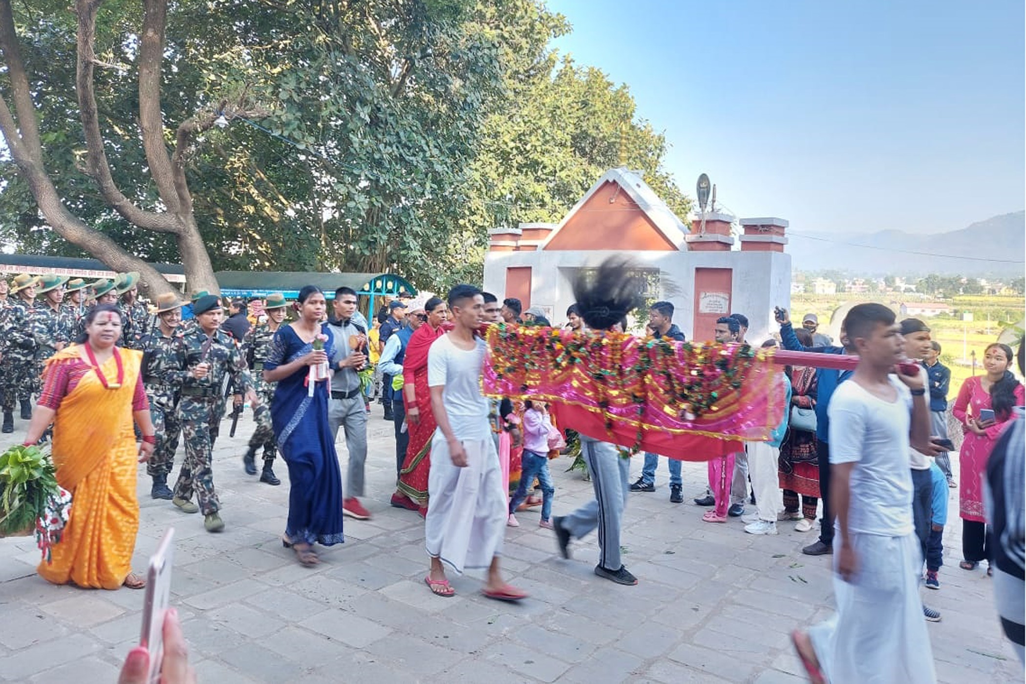 बडादसैँ अर्थात् नवरात्रको सातौँ दिन, दसैँघरमा फूलपाती भित्र्याइँदै