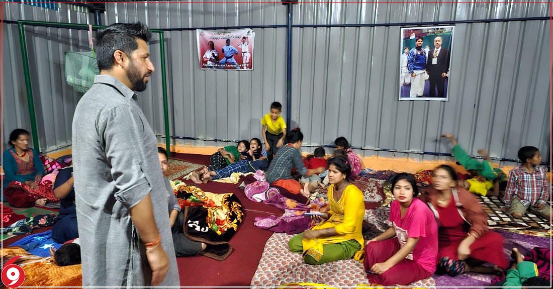 भुकम्प प्रभावित क्षेत्र बझाङमा राहत लिएर पुगे रवि लामिछाने