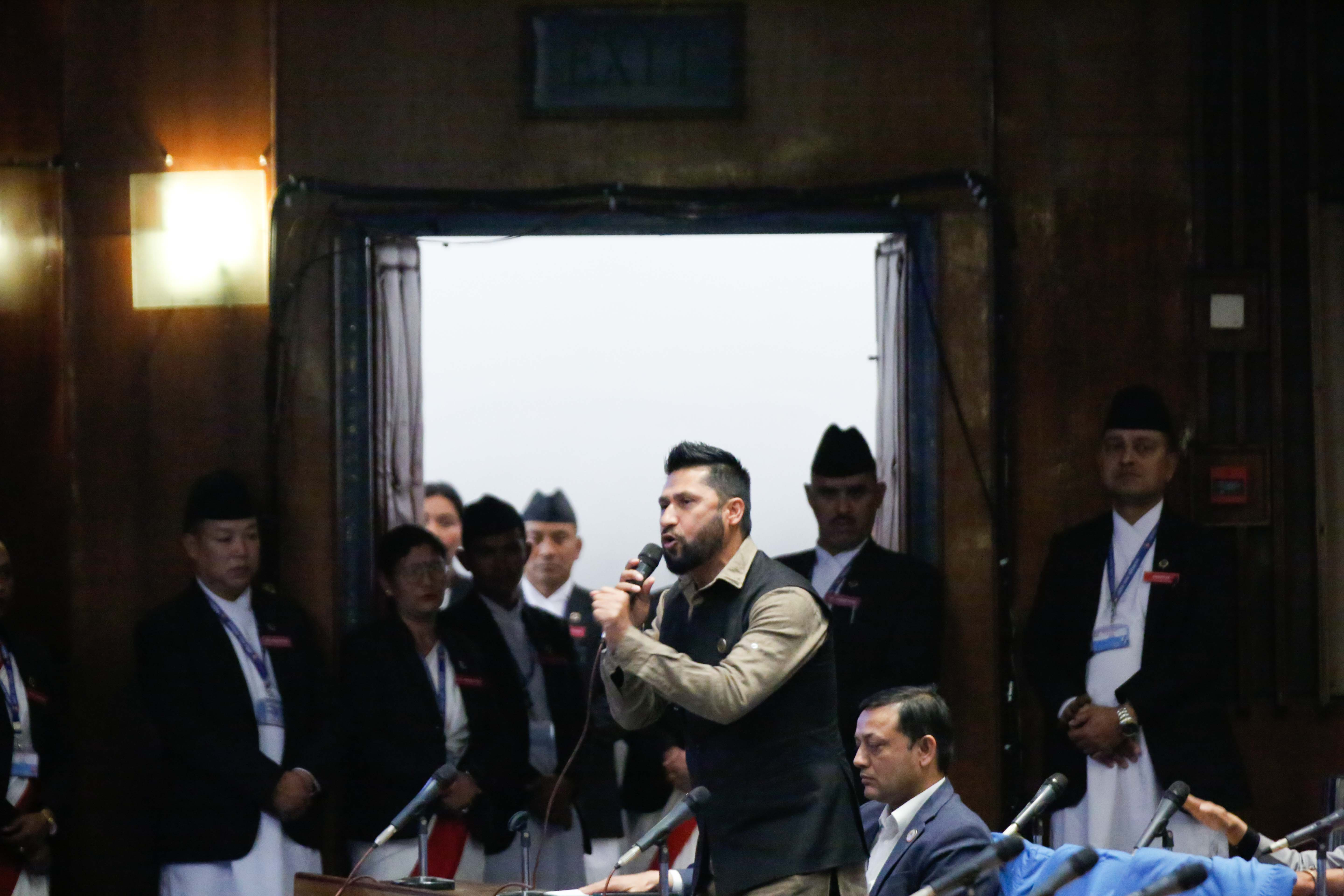 प्रधानमन्त्रीलाई रवि लामिछानेको प्रश्नः दोषीलाई साथमा लिएर हिड्ने, निर्दोषलाई फसाउन खोज्ने ? (भिडियो सहित)