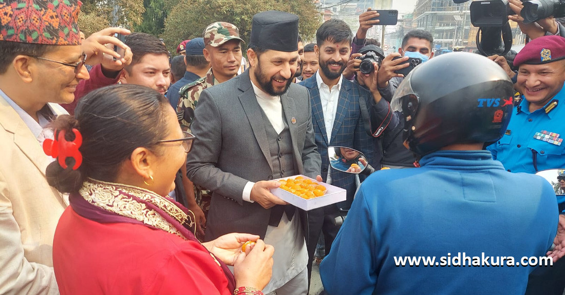 प्रहरी, सवारी चालक र यात्रुलाई मिठाई बाँडेर गृहमन्त्री लामिछानेको नयाँ वर्ष सुरुवात