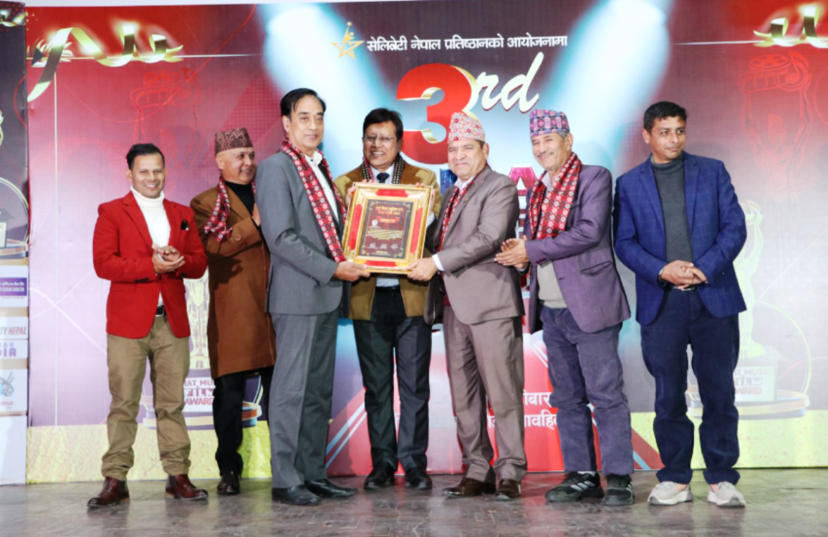 राजेन्द्र मल्ल वाणिज्य सेवा पदकबाट सम्मानित