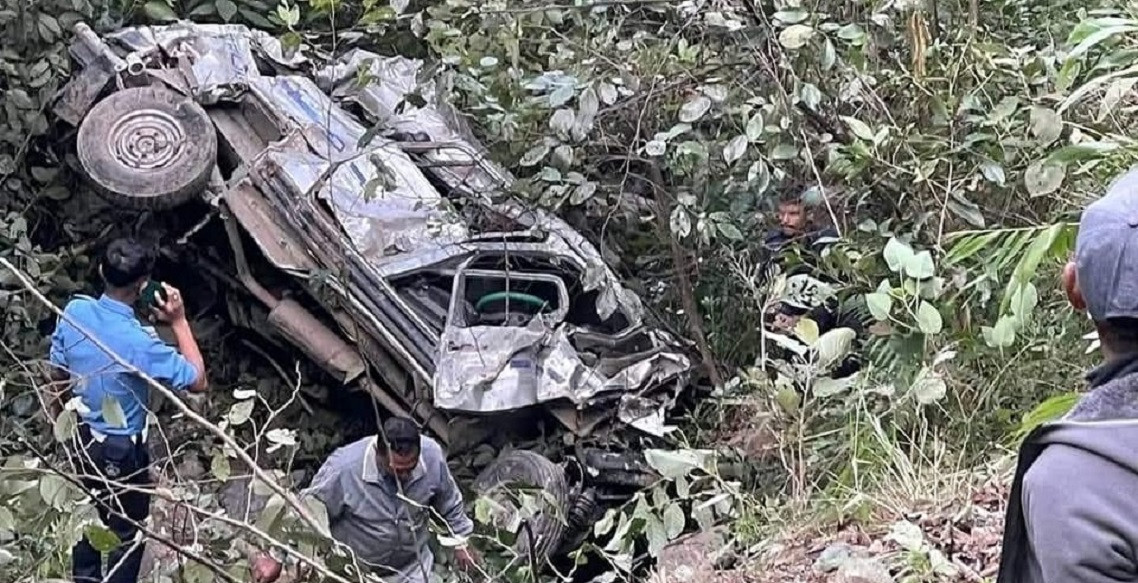 रामेछापमा फोर्स गाडी दुर्घटना : वडाध्यक्षसहित ५ जनाकाे मृत्यु, ३ घाइते