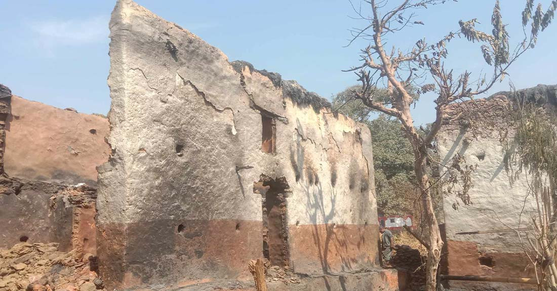 वनमा लागेको डढेलो बस्ती छिर्दा १२ घर जले, करोडौँको क्षति