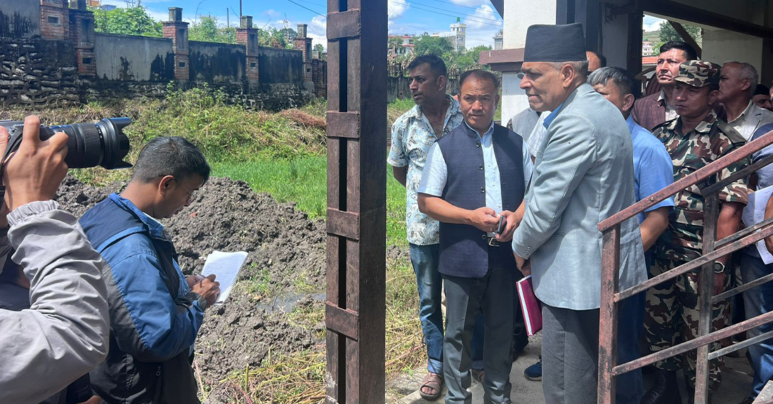 थोक बजार भवनको अवस्था बुझ्न चोभारमा कृषिमन्त्री अधिकारी