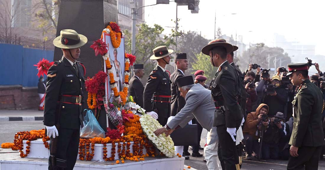 राष्ट्रपति रामचन्द्र पौडेलद्वारा पृथ्वीनारायण शाहको सालिकमा पुष्पहार अर्पण