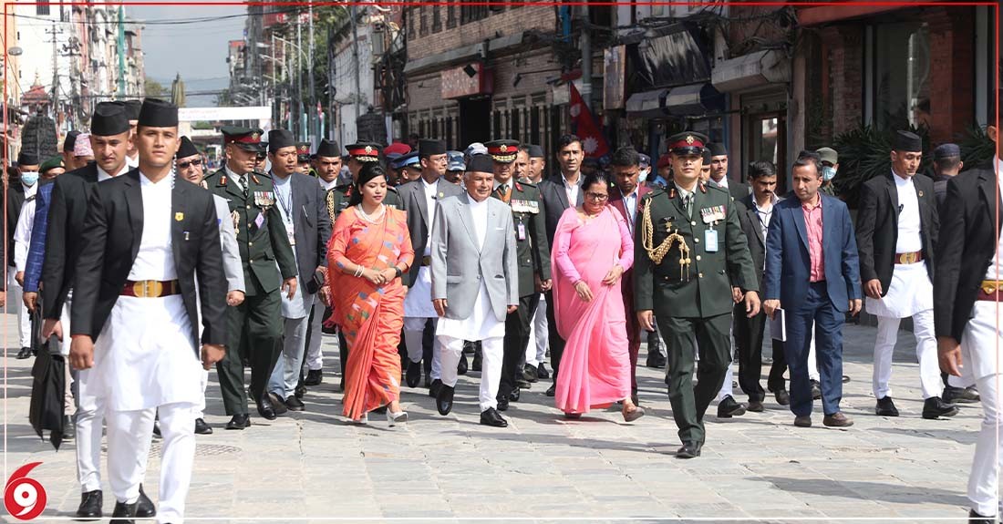 महानगरले हनुमानढोका परिसरमा सवारी निषेध गरेपछि हिँडेरै इन्द्रजात्रा हेर्न पुगे भीभीआईपी (फोटोफिचर)