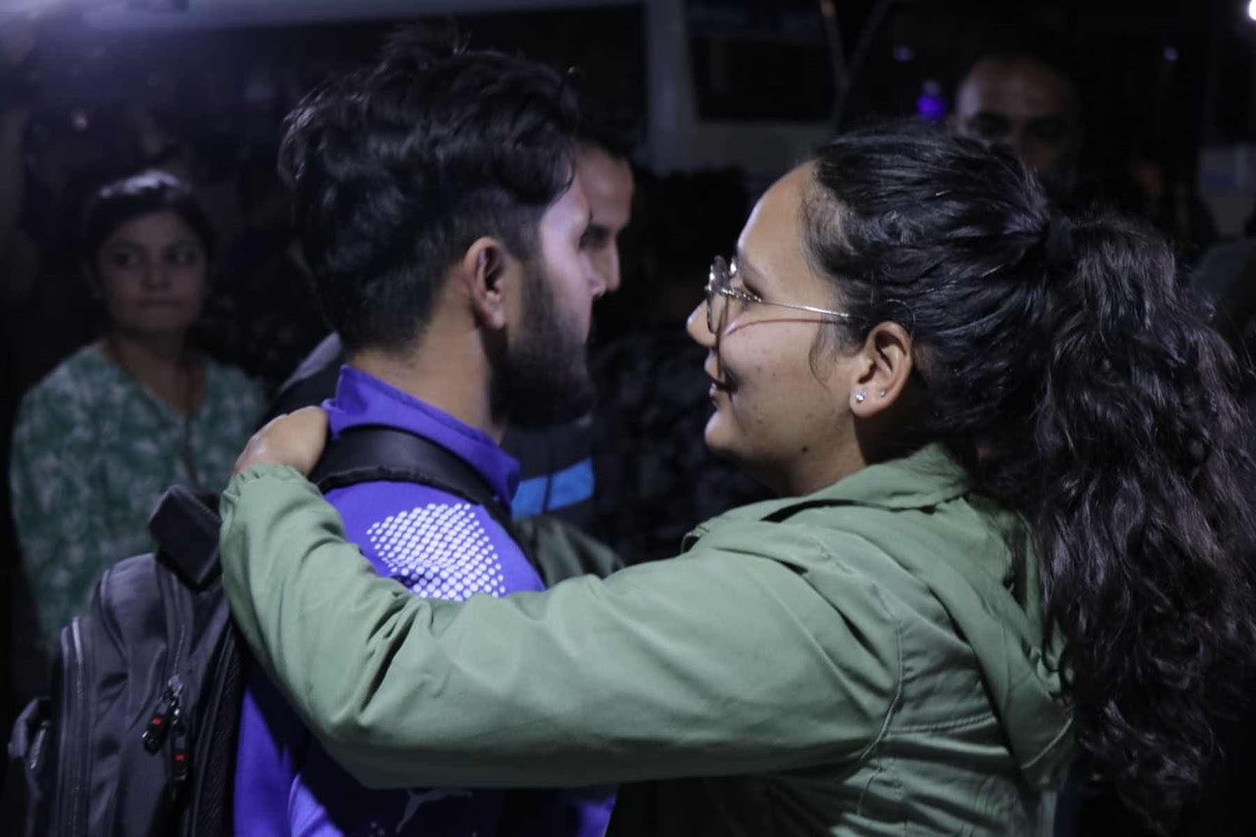 इजरायलबाट  बाँचेर घर फर्किन पाउँदा विमानस्थलमा विद्यार्थीका आँशु र खुशी !