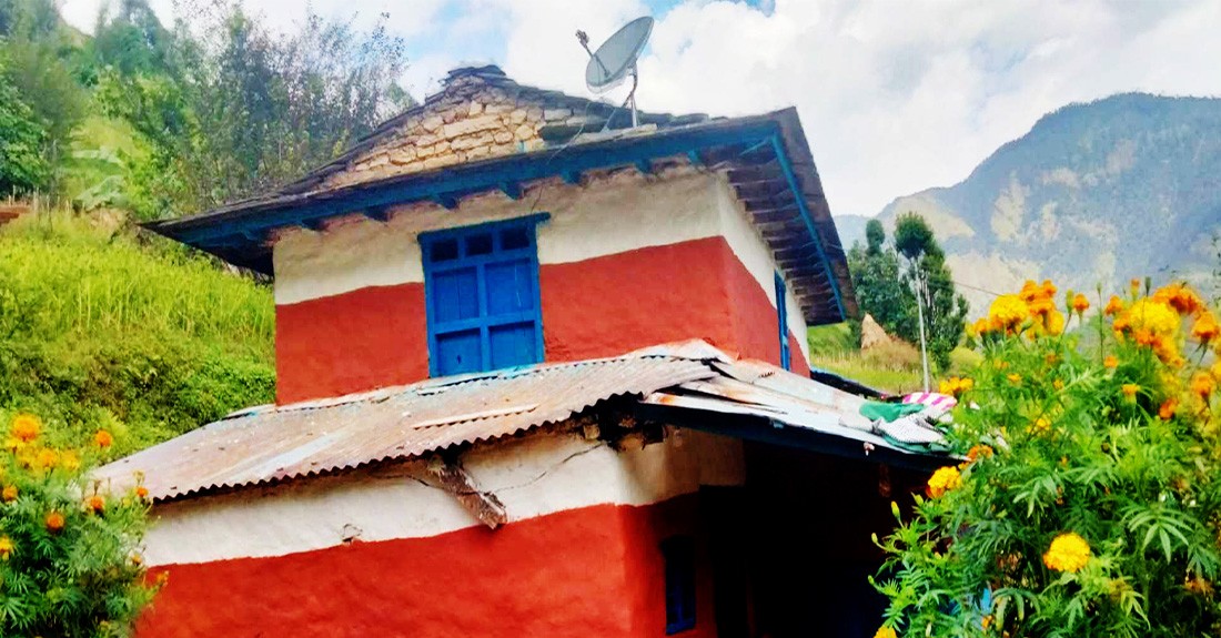 रातोमाटो र कमेरोले पोतिन छोडे गाउँका घर