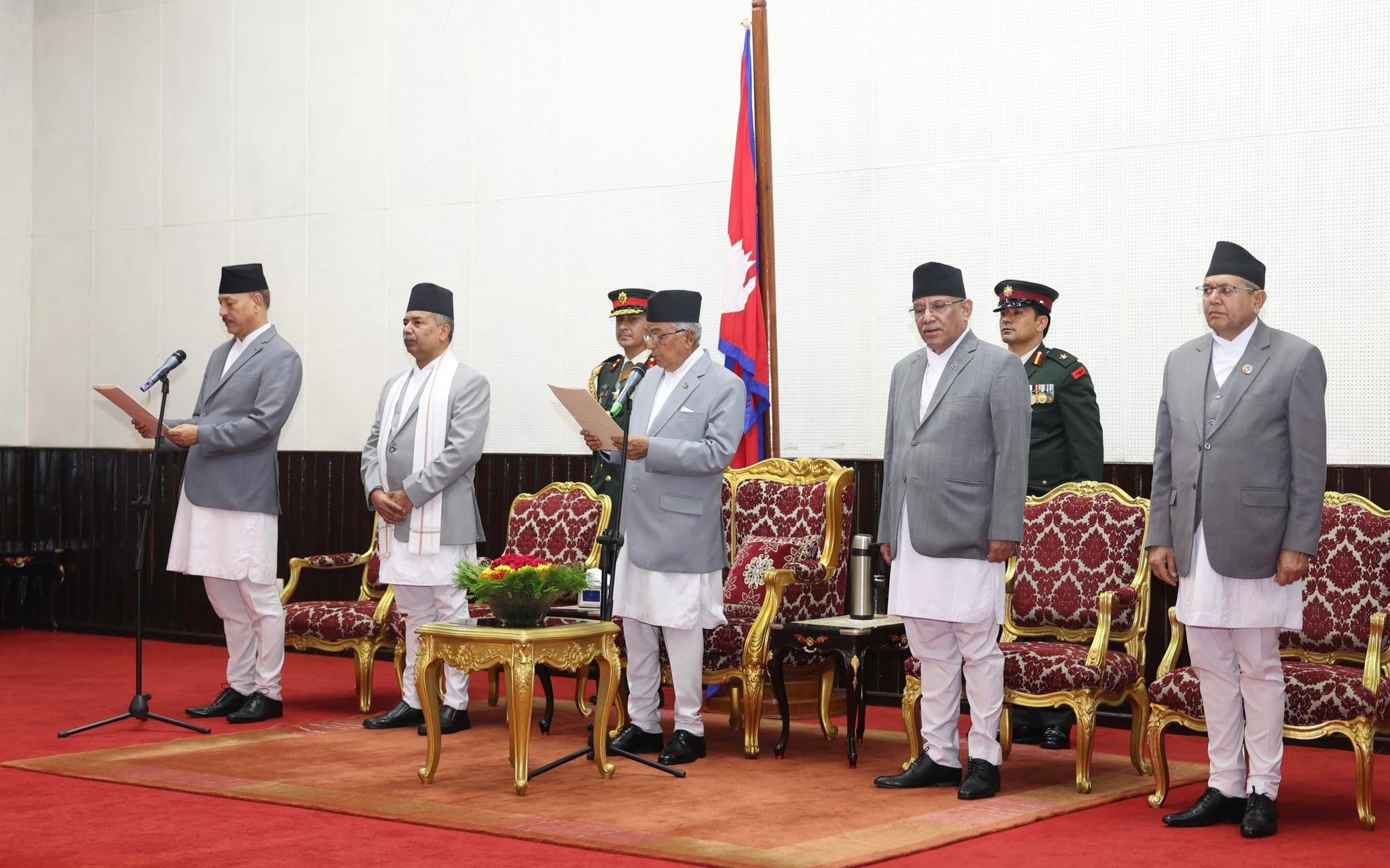 प्रधानन्यायाधीश  श्रेष्ठले लिए पद तथा गोपनीयताको शपथ