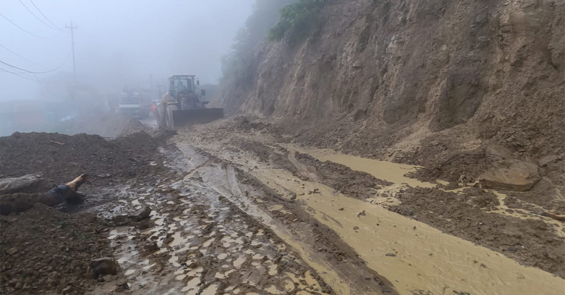 भासिएको सडकमा फेरि लेदो खसेपछि नारायणगढ–बुटवल सडक अवरुद्ध