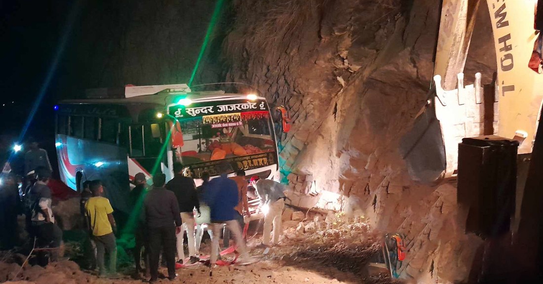 साेमबार अपरान्ह गएकाे भूकम्पले जाजरकाेट र रुकुम पश्चिमका अधिकांंश सडकखण्ड अवरुद्ध