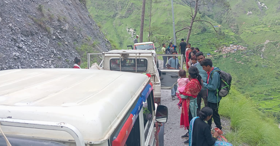 पहिरोले गमगढी–तारापानी–सोरुकोट सडक अवरुद्ध