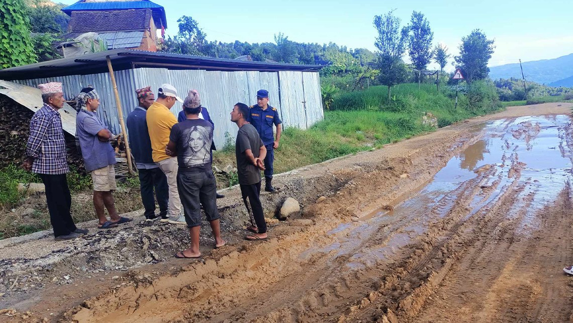 १० कराेड खर्चेर  कालोपत्रे गरिएकाे सडक तीन महिनामै भत्कियो