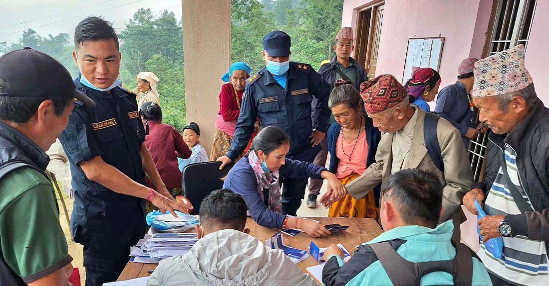 सामाजिक सुरक्षाभत्ता घरघरमै वितरण गर्दै साकेला