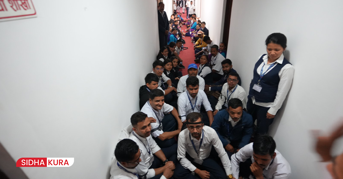 प्रोत्साहन भत्ताको माग गर्दै आजपनि संसदका कर्मचारी धर्नामा (तस्विरहरु)
