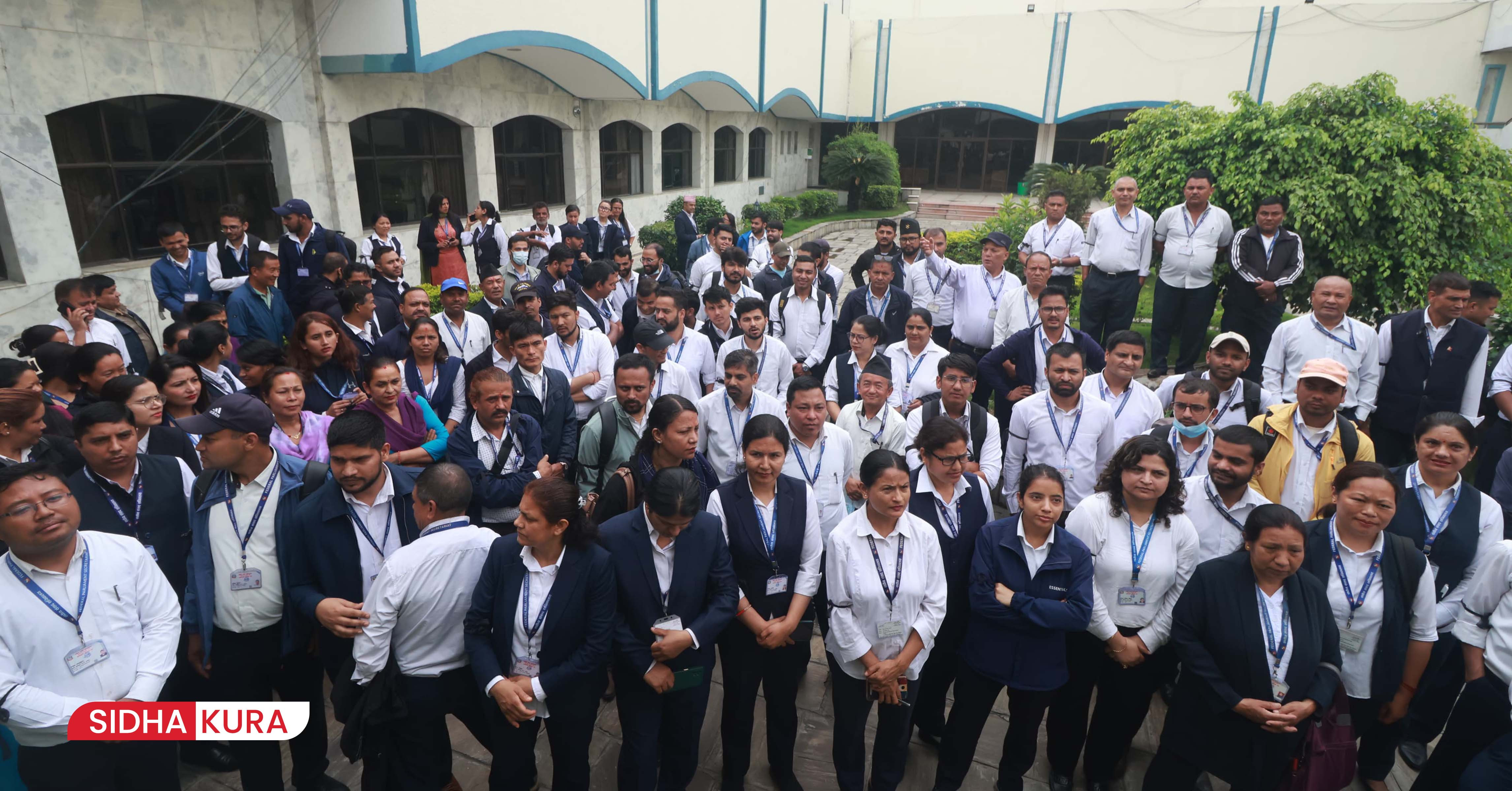 अतिरिक्त समयमा काम गरेको प्रोत्साहन भत्ताको माग गर्दै संसदका कर्मचारी धर्नामा (तस्विरहरु)
