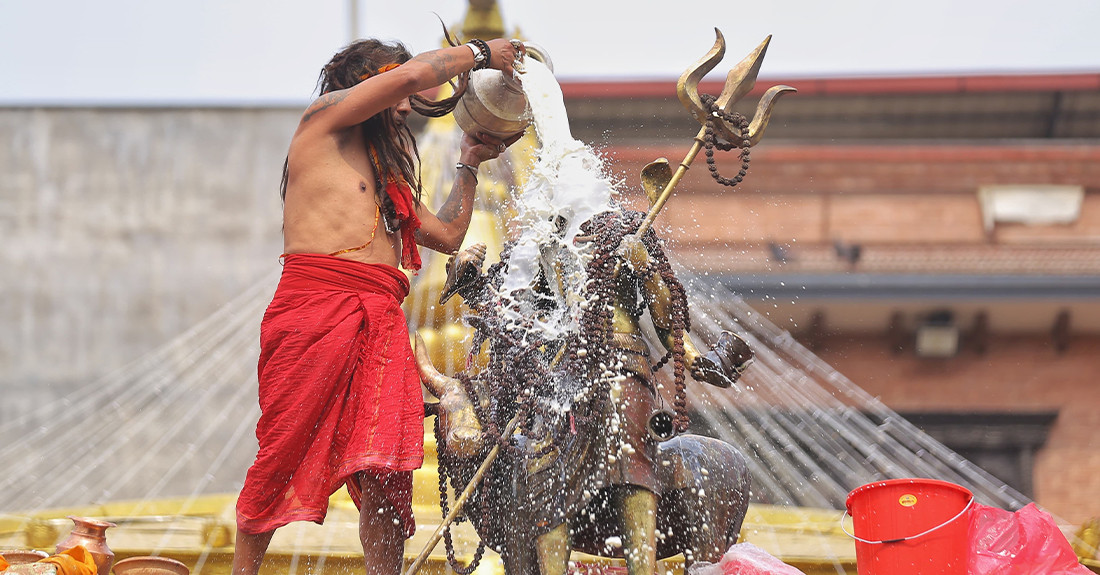 महाशिवरात्रिमा महादेवको पूर्ण कदको मूर्तलाई पञ्चामृतले स्नान गराई रुद्रभिषेक (तस्विरहरु)
