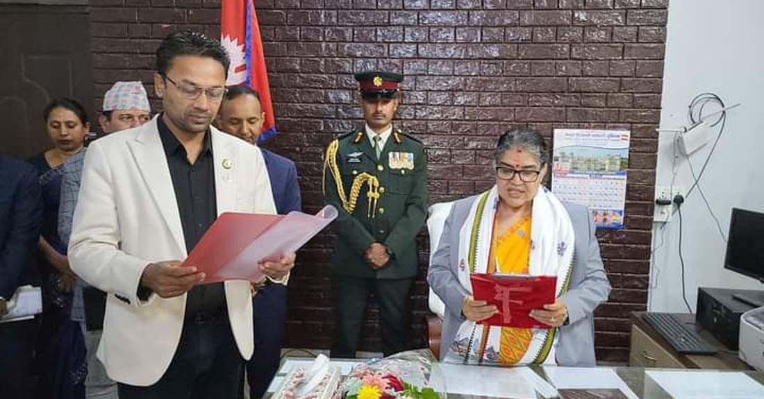 मधेश प्रदेशमा एमालेबाट भौतिक पूर्वाधार मन्त्री बनेका सरोज यादवले लिए पद तथा गोपनीयताको शपथ