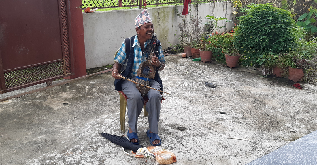 पचपन्न वर्षदेखि सारङ्गी रेट्दै रामबहादुर