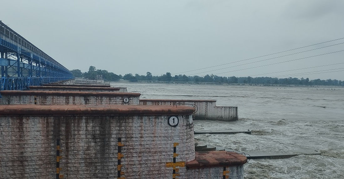 महाकालीमा पानीको बहाव बढेपछि शारदा ब्यारेजमा सवारीसाधन चलाउन बन्देज