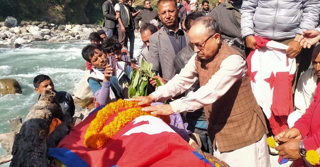 भूकम्पमा मृत्यु भएकी उपप्रमुख सरिता सिंहलाई रक्षामन्त्रीद्वारा श्रद्धाञ्जली अर्पण