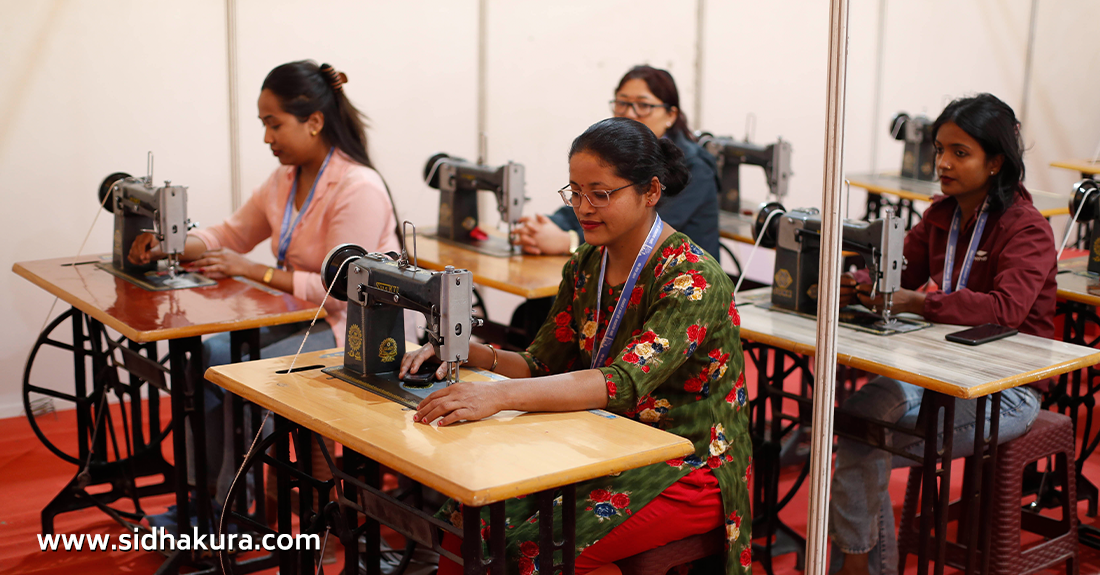 काठमाडौँ महानगरपालिकाले आयाेजना गरेकाे 'सिप मेला'मा तालिम लिँदै युवाहरु (तस्विरहरु)