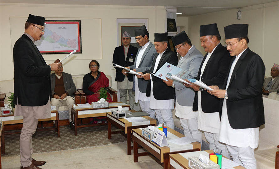 विशेष अदालतका नवनियुक्त अध्यक्ष र सदस्यहरुले लिए शपथ