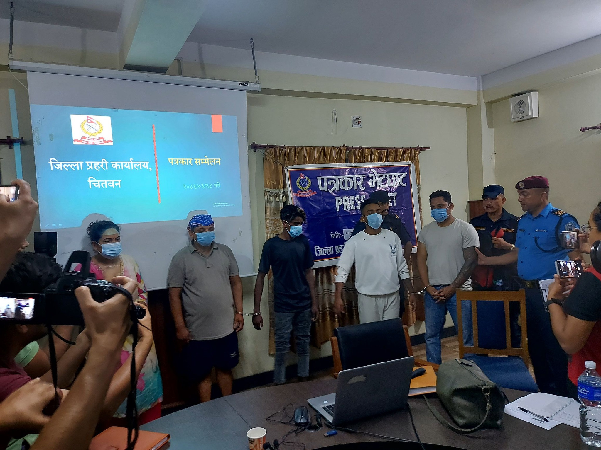 बीमा रकमको लोभमा आफ्नै सुन पसल चोरीको नाटक गर्दा...