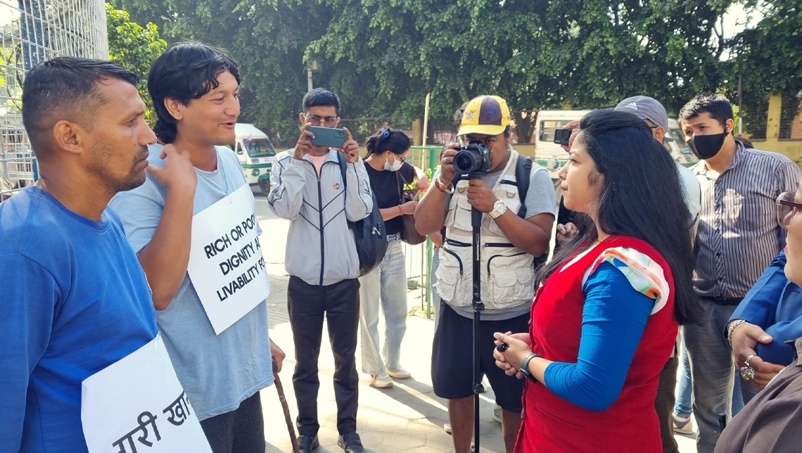 काठमाडौं महानगरकी उपप्रमुखले भेटिन् १८८ घन्टादेखि उभिरहेका ईःलाई