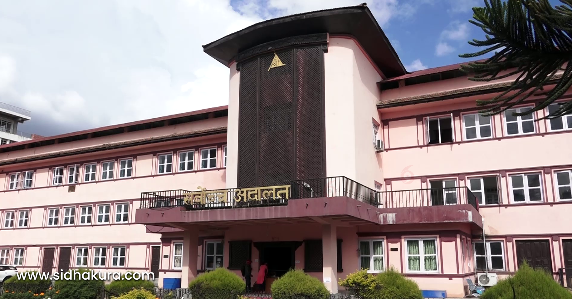 प्रधानमन्त्रीमा ओलीको नियुक्ति बदर गर्न माग गर्दै परेको रिट संवैधानिक इजलासमा पठाउन आदेश
