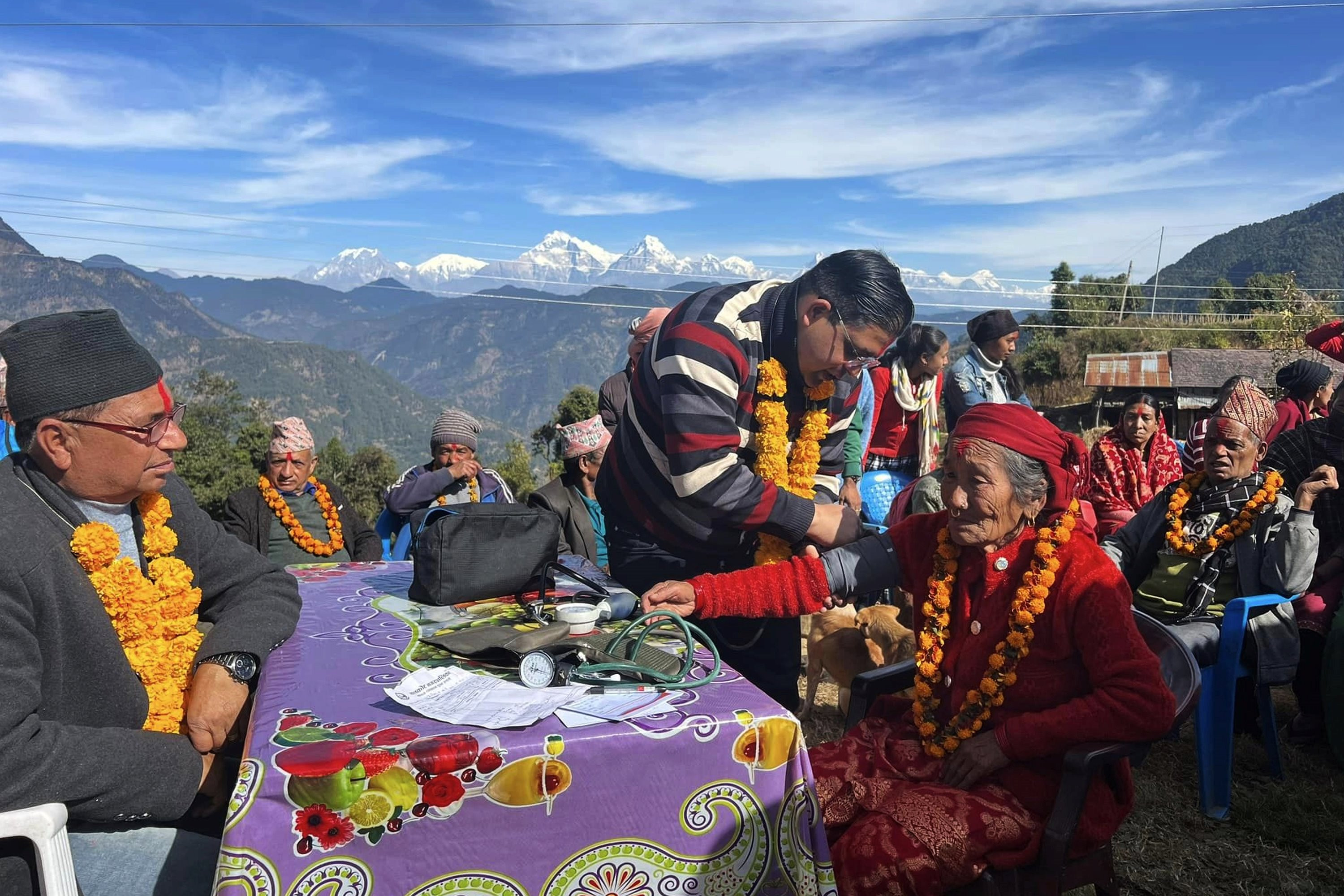 गलकोटका ज्येष्ठ नागरिकको घरमै उपचार