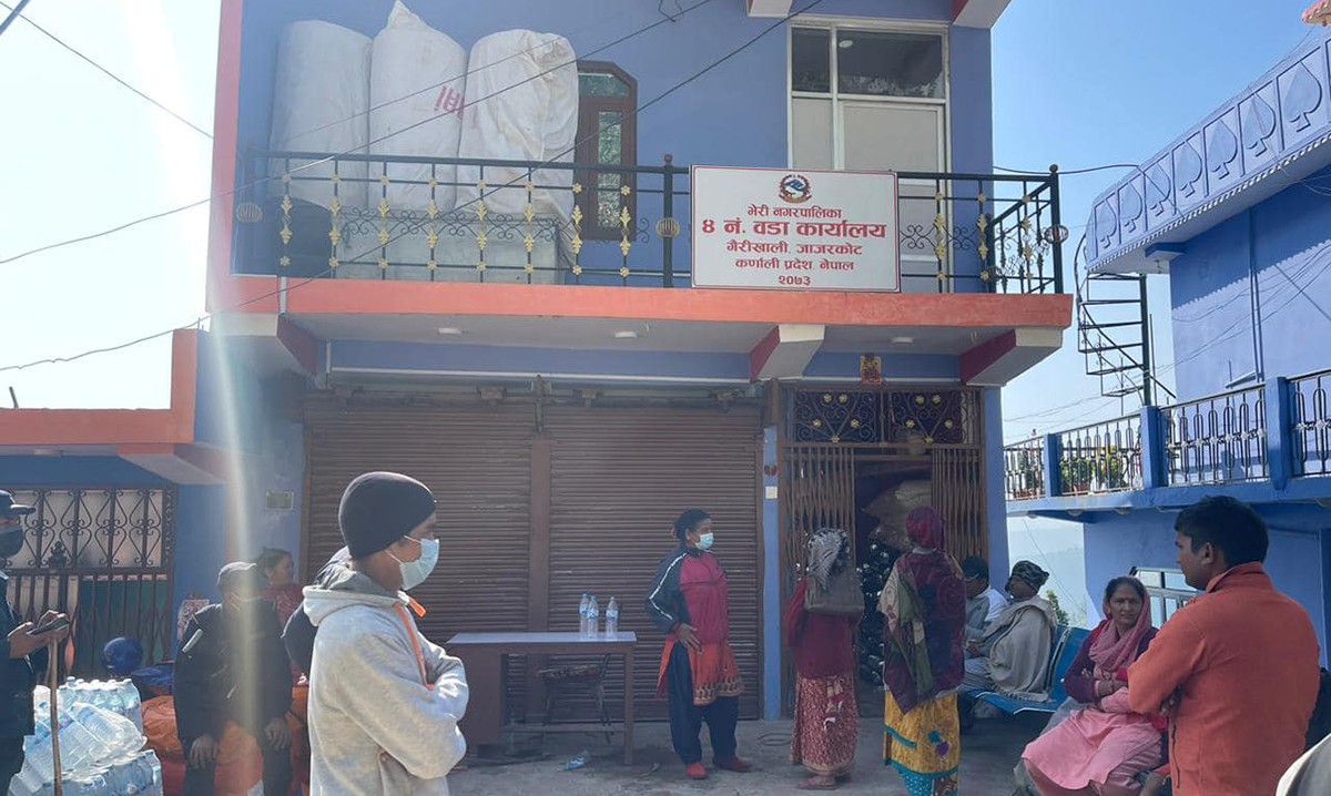 राहत नपाएको भन्दै भूकम्प पीडितले गरे वडा कार्यालयमा तालाबन्दी