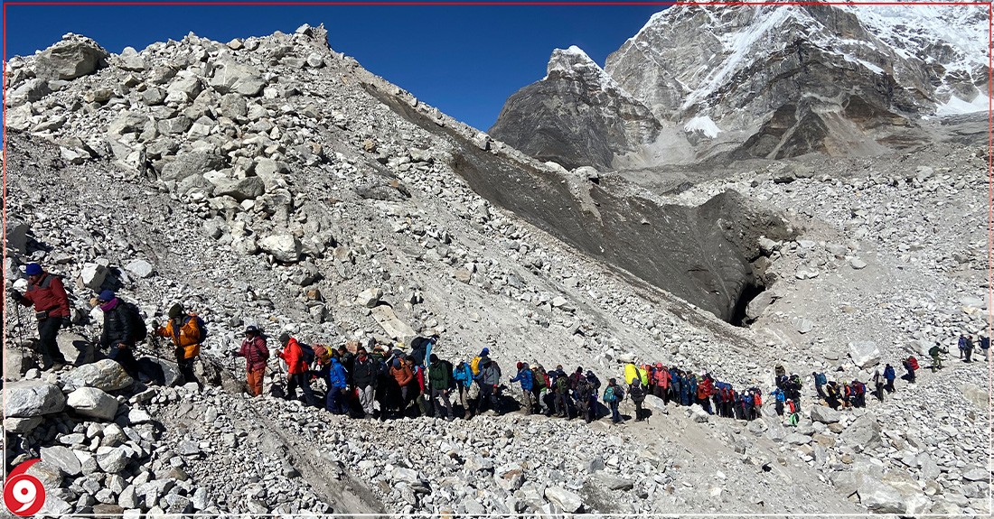 सगरमाथा क्षेत्रमा आन्तरिक तथा बाह्य पर्यटकको घुइँचो (फाेटाे फिचर)