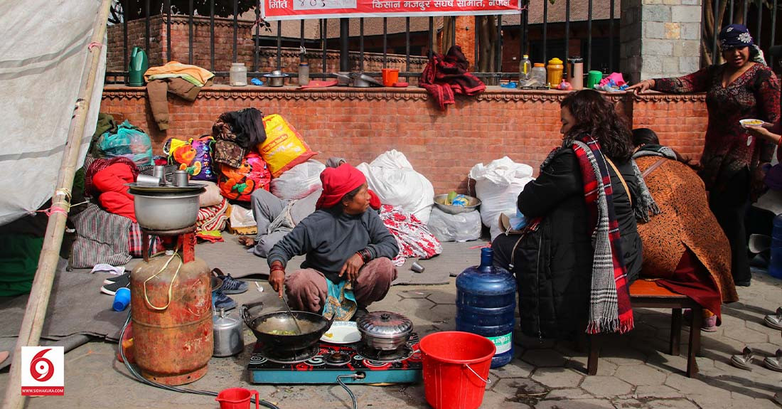 न्याय माग्दै शान्तिबाटिकामा बसेकालाई महानगरले हटाएपछि फुटपाथमै रात काटे (तस्विर)