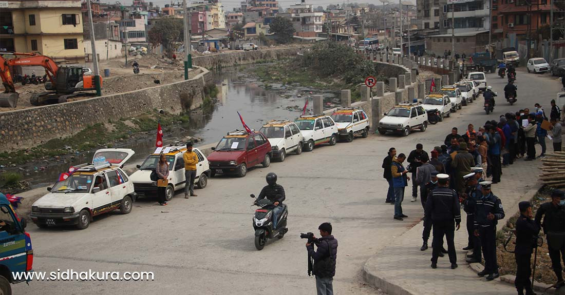 नयाँ ट्याक्सी खरिदमा एकाधिकार प्रणाली लागू गरेको भन्दै ट्याक्सी व्यवसायी विरोधमा (तस्विरहरु)