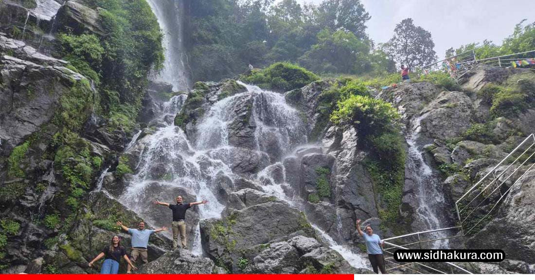 पर्यटकको रोजाइमा काभ्रेको ‘तीनधारे झरना’