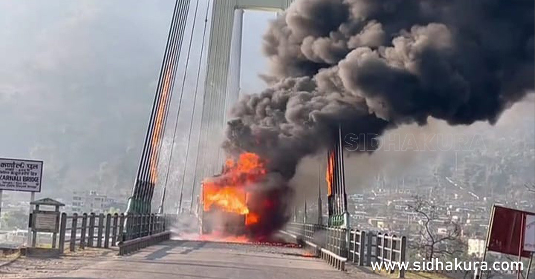लाइटर बोकेको ट्रकमा लागेको आगो जब चिसापानी पुलमा सल्कियाे...