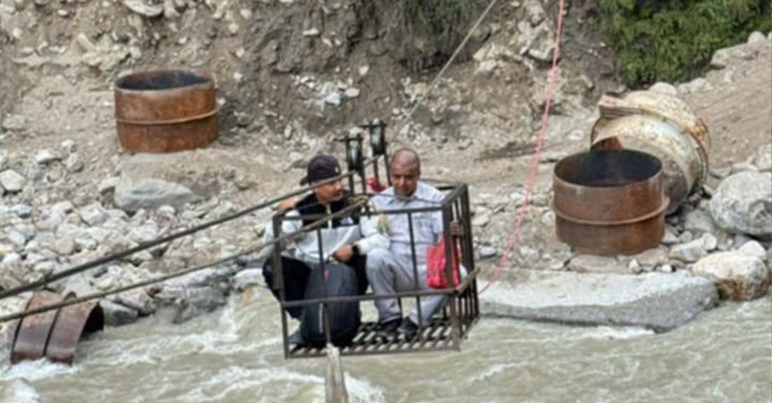 बाढीले ‘बेलिब्रिज’ बगाएपछि तातोपानी नाकामा तुईन र फड्केमार्फत जोखिम मोलेर आवतजावत