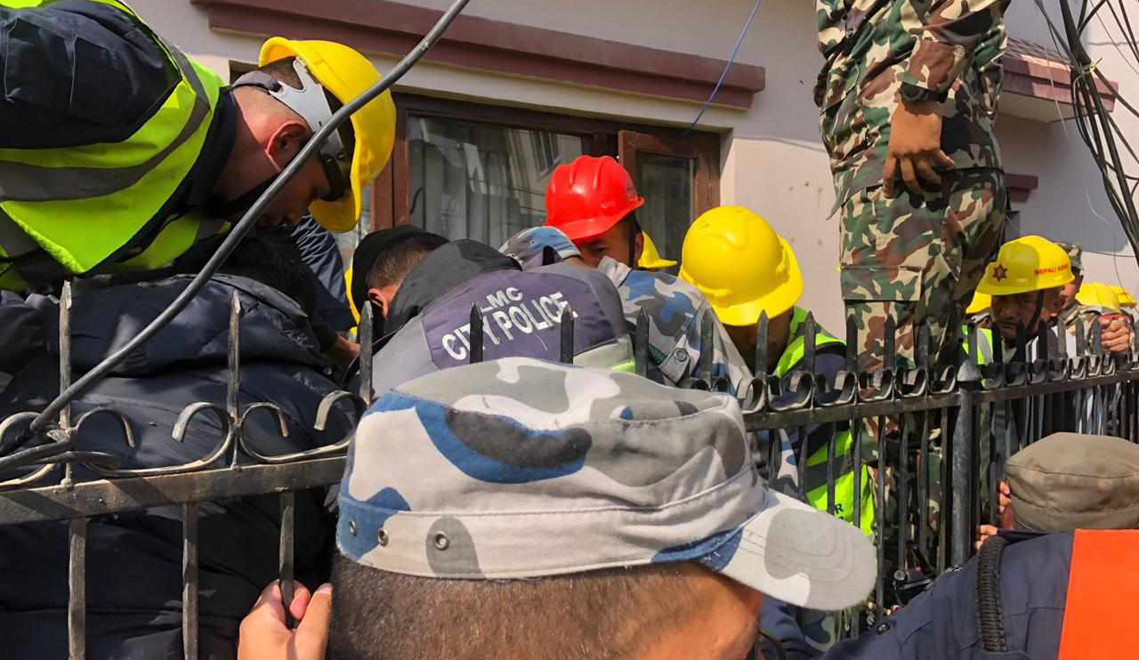 इनारमा खसेकी महिलाको उद्धार गर्न सेना र शसस्त्रको संयुक्त टोली पनि घटनास्थलमा