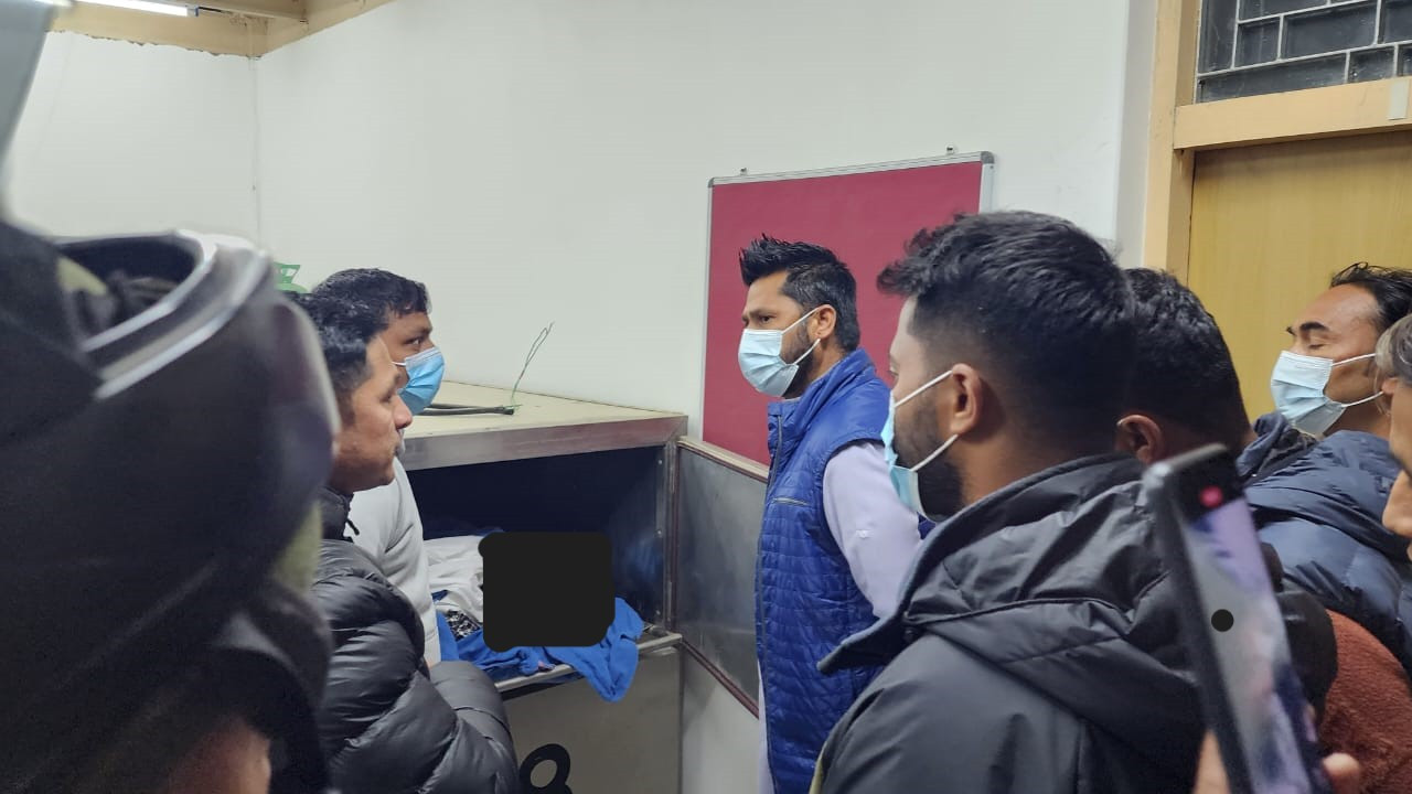 बालकुमारी घटनाका मृतकको आफन्त अस्पताल पुगे रास्वपा सभापित लामिछाने