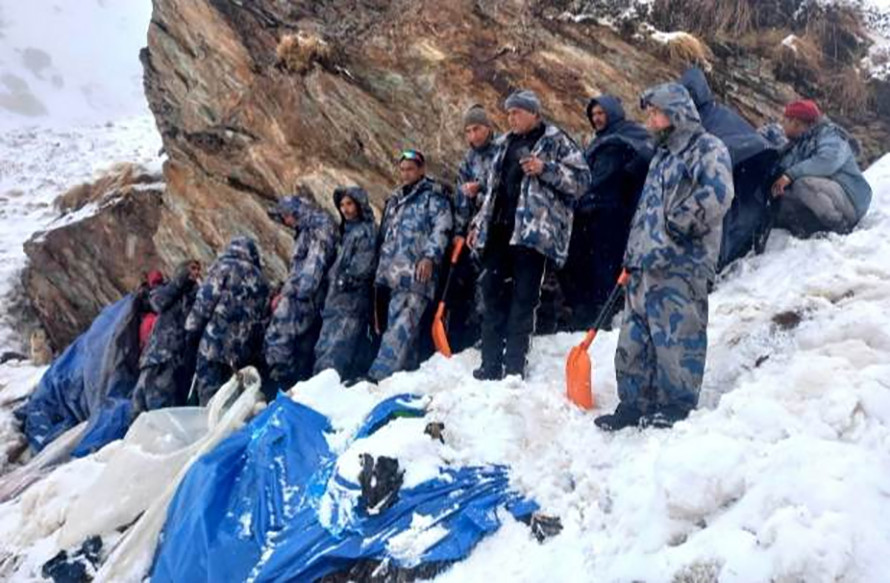 दार्चुलामा यार्सा टिप्न गएका युवकको लडेर मृत्यु