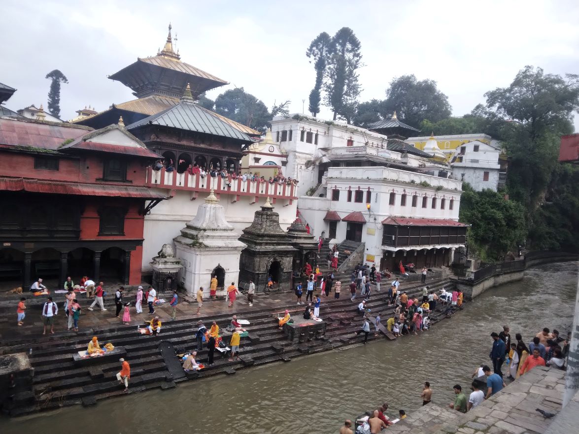 पशुपतिनाथ मन्दिर परिसरमा जनै फेर्ने र रक्षाबन्धन बाँध्नेहरुको रौनक