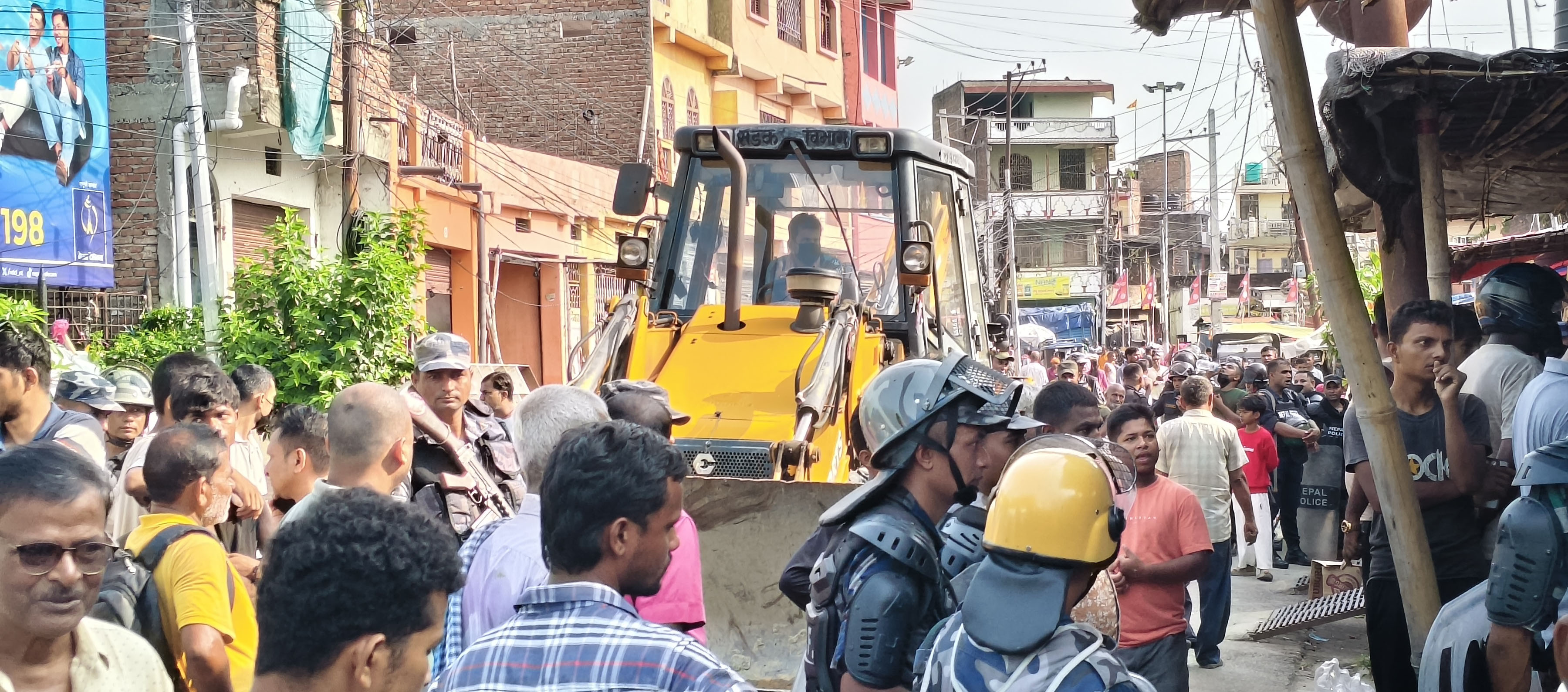 जनकपुरमा  पोखरीको अतिक्रमण हटाउन चल्यो  डोजर
