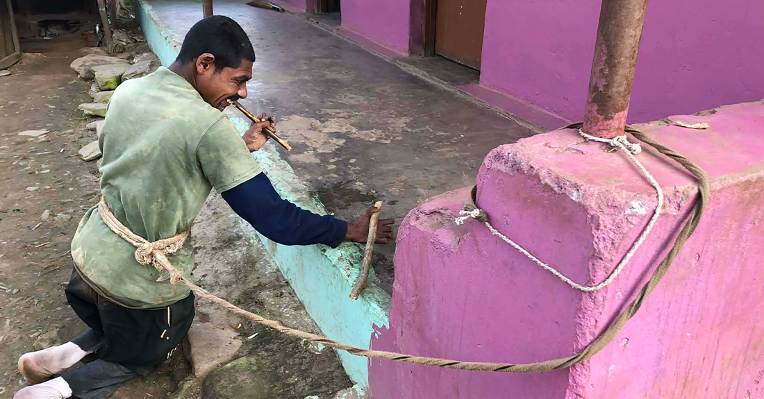 डोरीमा बाँधिएर जीवन बिताउन बाध्य २६ वर्षीय झलक विक